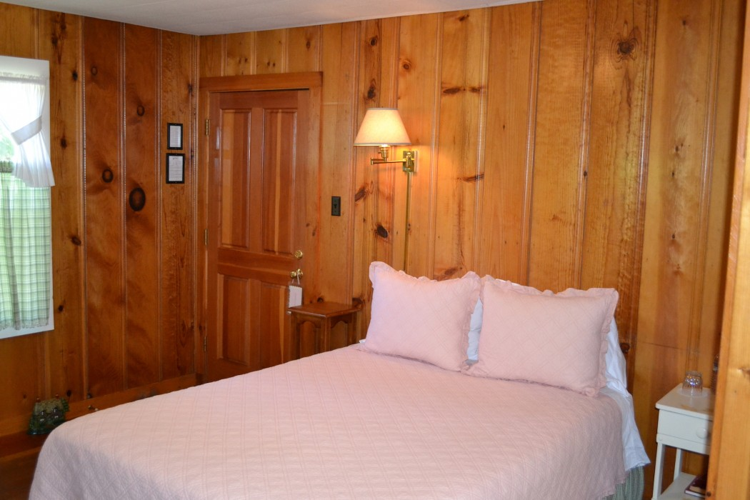 QUEEN BED ROOM AT THE SUGAR PINE RANCH