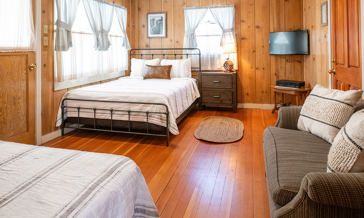 QUEEN BED ROOM AT THE SUGAR PINE RANCH
