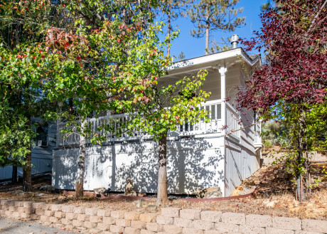 INN AT SUGAR PINE RANCH - Deluxe Cottage 3 Exterior View