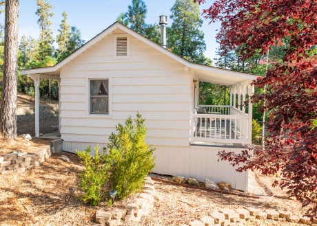 INN AT SUGAR PINE RANCH - Deluxe Cottage 4 Exterior View