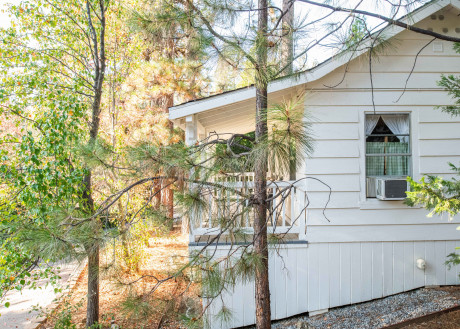 INN AT SUGAR PINE RANCH - Deluxe Cottage 4 Exterior View