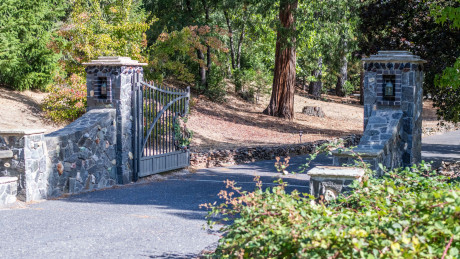 INN AT SUGAR PINE RANCH - Entrance to Inn at Sugar Pine Ranch